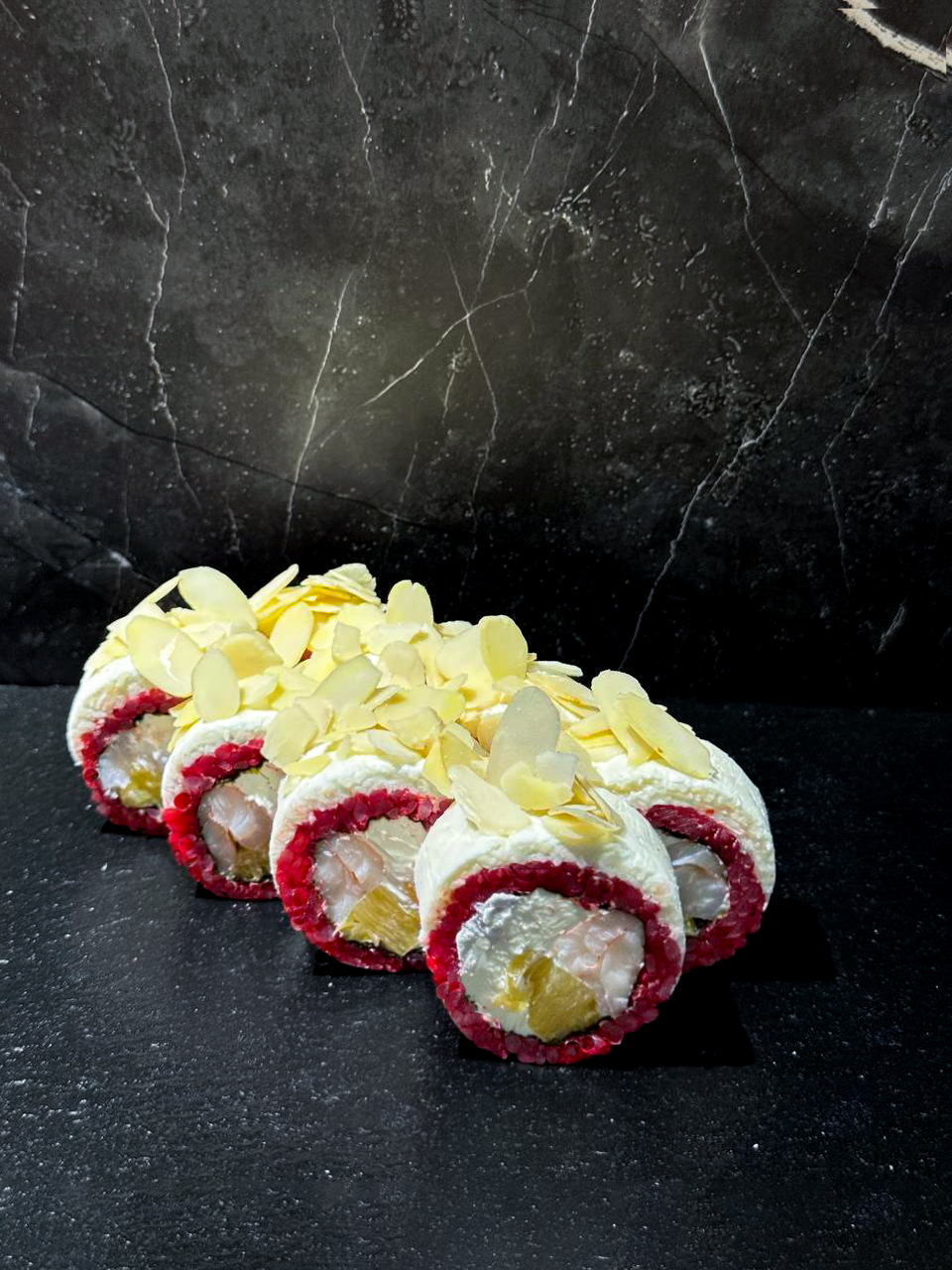 Ролл Аки с ананасом и кокосом (8 шт, 295 грамм)